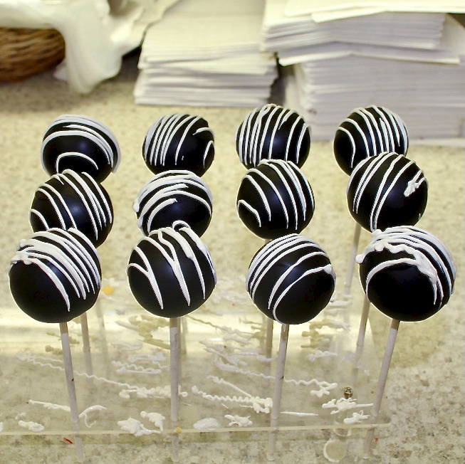 Black and White Cake Pops!, Learn Colours